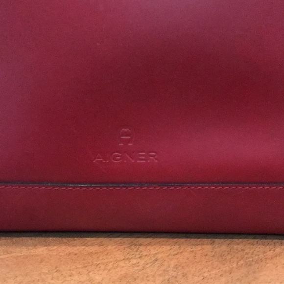 Etienne Agner leather Crossbody bag with an adjustable leather strap. - Picture 3 of 5